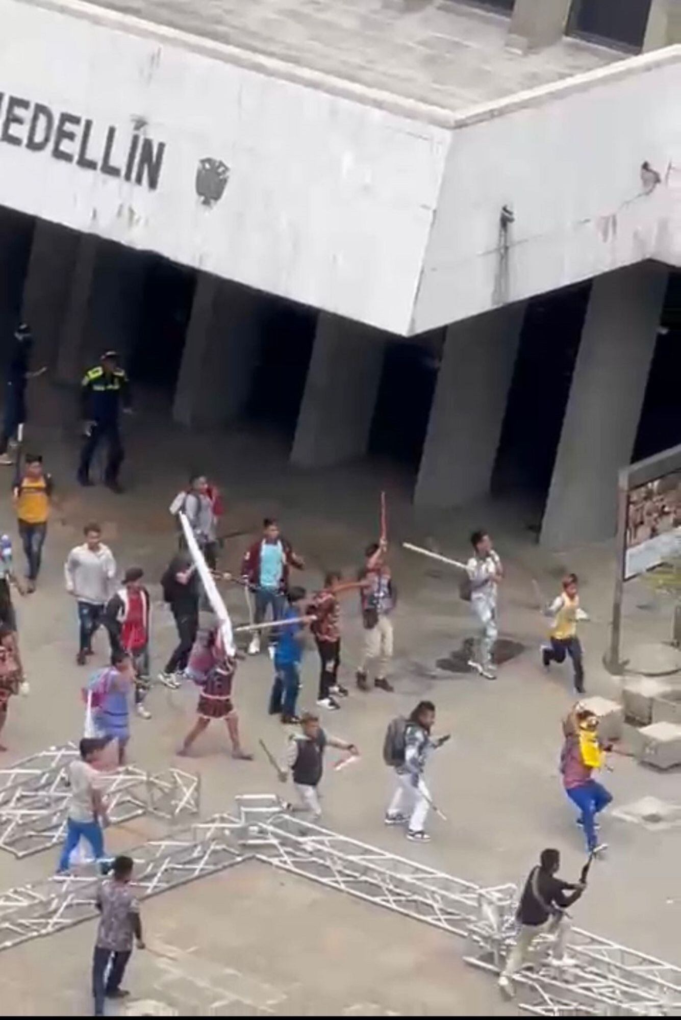 Indígenas ingresaron de manera violenta a las oficinas de la Alcaldía de Medellín. Foto: Cortesía 