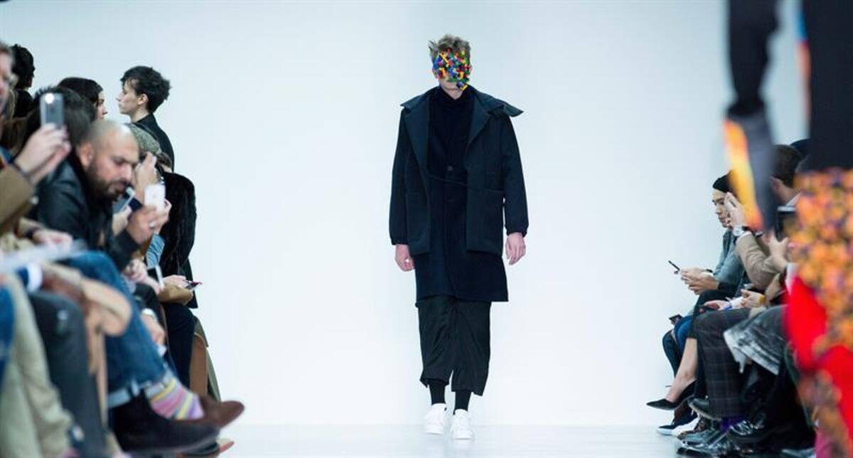 Una serie de modelos presentan la colección de otoño, invierno 2015 en la semana de la moda masculina en Londres, Inglaterra, que se realizará hasta el próximo 12 de enero.