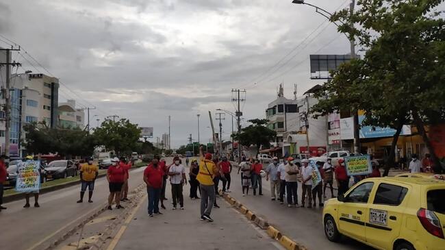 Los manifestantes le exigen a la compañía aplicar la convención colectiva de trabajo