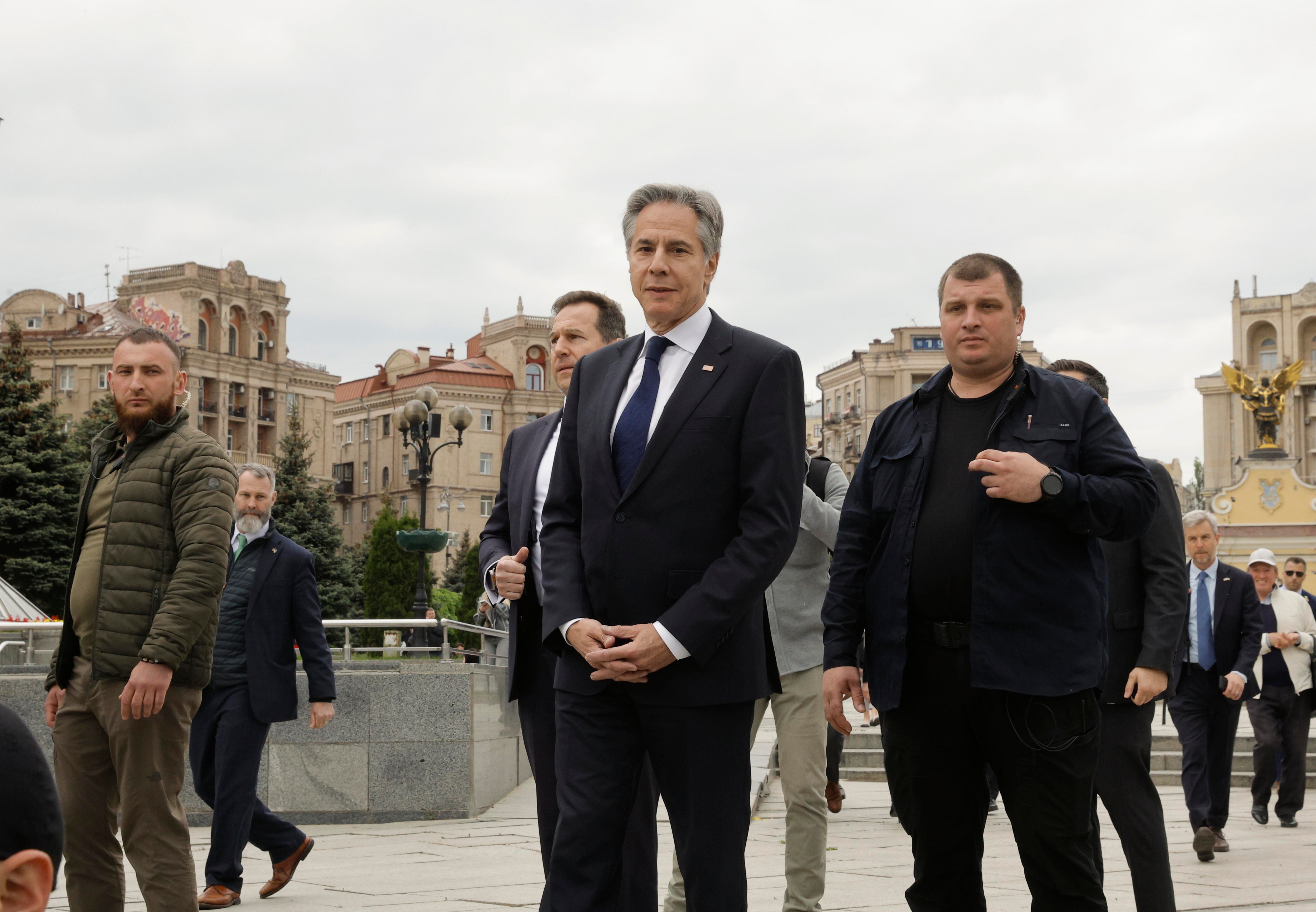 Kyiv (Ukraine), 14/05/2024.- US Secretary of State Antony Blinken (C) walks in Independence Square, downtown Kyiv, Ukraine, 14 May 2024. Blinken arrived in Kyiv to meet with senior Ukrainian officials to underscore 'enduring support for Ukraine' by the United States and to discuss battlefield updates as well as new US security and economic assistance, among other topics, the US State Department said. (Ucrania, Estados Unidos, Kiev) EFE/EPA/SERGEY DOLZHENKO