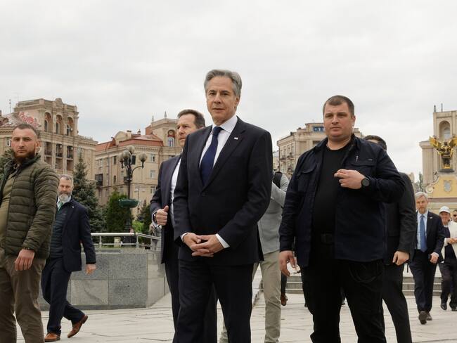 Kyiv (Ukraine), 14/05/2024.- US Secretary of State Antony Blinken (C) walks in Independence Square, downtown Kyiv, Ukraine, 14 May 2024. Blinken arrived in Kyiv to meet with senior Ukrainian officials to underscore 'enduring support for Ukraine' by the United States and to discuss battlefield updates as well as new US security and economic assistance, among other topics, the US State Department said. (Ucrania, Estados Unidos, Kiev) EFE/EPA/SERGEY DOLZHENKO