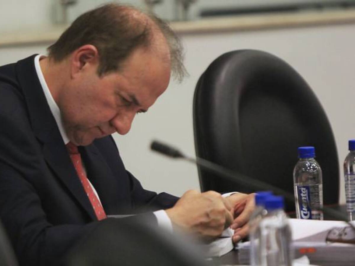 Comisión de Acusación abriría investigación formal al exmagistrado Leonidas Bustos