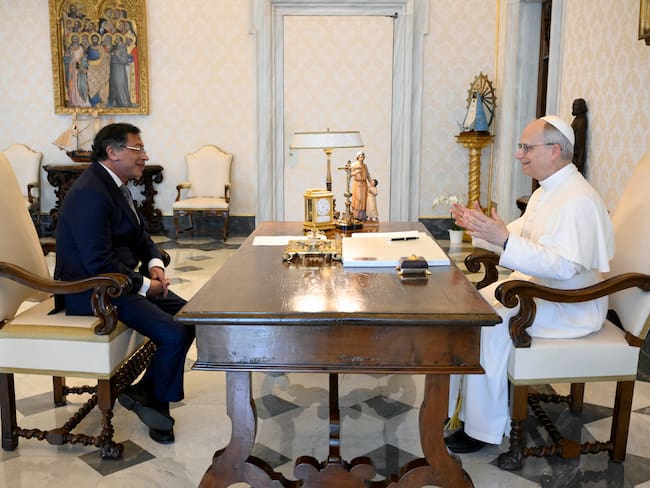 CIUDAD DEL VATICANO (VATICANO), 19/05/2025.- El papa León XIV durante su encuentro con el presidente de Colombia, Gustavo Petro (i) este jueves en el Vaticano. EFE/ Dicasterio de la Comunicación del Vaticano / Mario Tomassetti / SOLO USO EDITORIAL/SOLO DISPONIBLE PARA ILUSTRAR LA NOTICIA QUE ACOMPAÑA (CRÉDITO OBLIGATORIO)