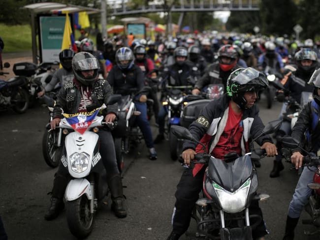 En Bogotá se dieron cita motociclistas en diferentes puntos de la ciudad para manifestarse en contra de la prohibición del parrillero en moto