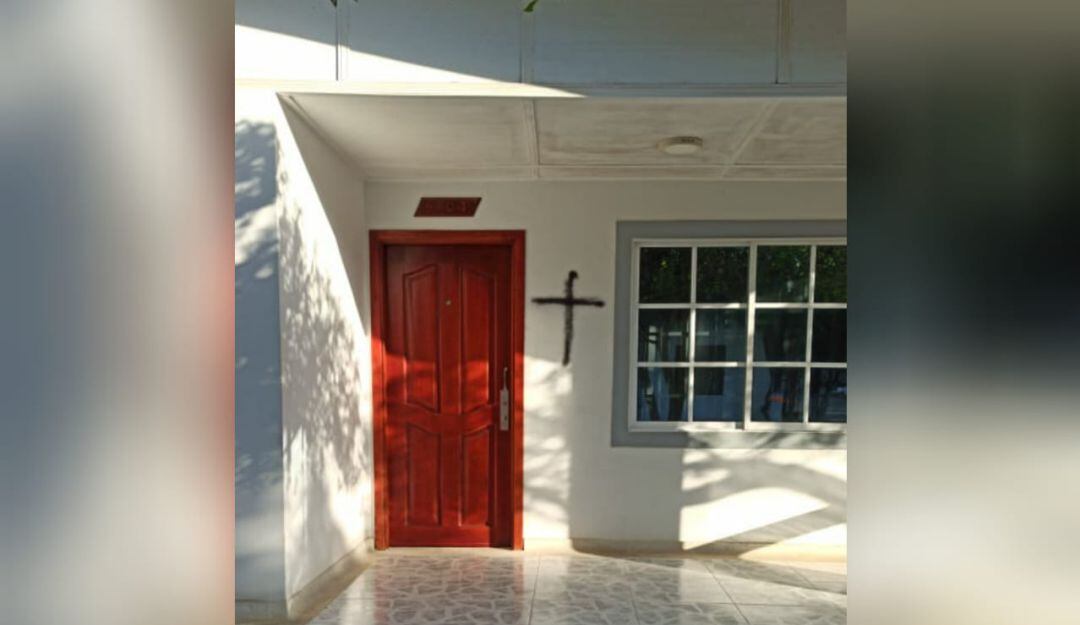 Una de las casa con cruces negras pintadas con aerosol.