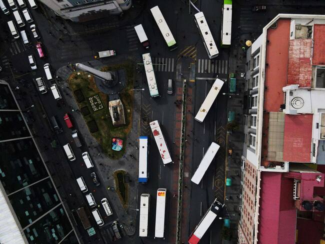 -FOTODELDÍA- AME4116. LA PAZ (BOLIVIA), 01/02/2024.- Fotografía aérea que muestra a un conjunto de autobuses estacionados durante una protesta de transportistas que exigen en levantamiento de los bloqueos a las vías, hoy, en La Paz (Bolivia). El Gobierno de Bolivia informó este jueves que más de mil vehículos y 1.175 pasajeros están atascados en las carreteras bloqueadas desde hace once días por los sectores afines al expresidente Evo Morales (2006-2019) que protestan en contra de la prórroga de los magistrados del órgano Judicial. EFE/ Luis Gandarillas