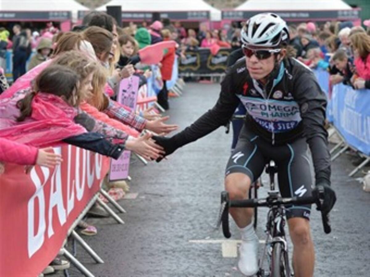 Rigoberto Urán pierde tiempo pero sube al tercer lugar del Giro de Italia