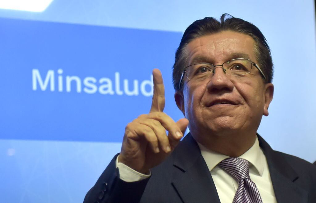 En La W, el ministro Fernando Ruiz explicó el motivo por el cual no cumplirán con la fecha establecida en la que debían tener al día los estudios de las nuevas etiquetas y todo el proyecto completo para dar inicio. (Raul ARBOLEDA / AFP)