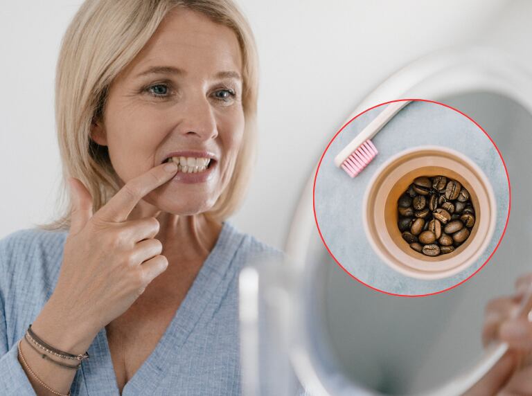 Mujer revisando sus dientes en un espejo / Café en un vaso con un cepillo de dientes al lado (Getty Images)