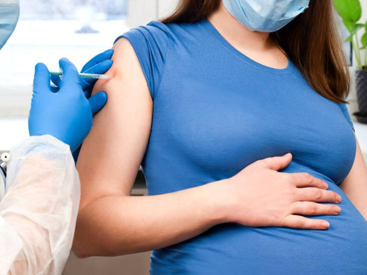 Ante escasez, Bogotá prioriza aplicación de Pfizer a mujeres gestantes