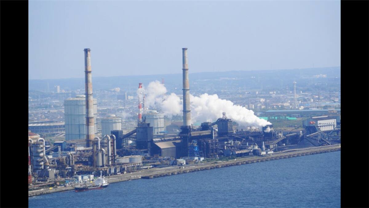 Desde México Amay nos mandó esta fotografía tomada en la construcción de los viaductos carreteros hacia el puerto de Manzanillo, es una de las grúas utilizadas para levantar y colocar grandes trabes que componen el puente.