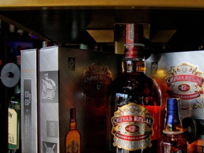 Tildan de absurda reglamentación para reapertura de bares