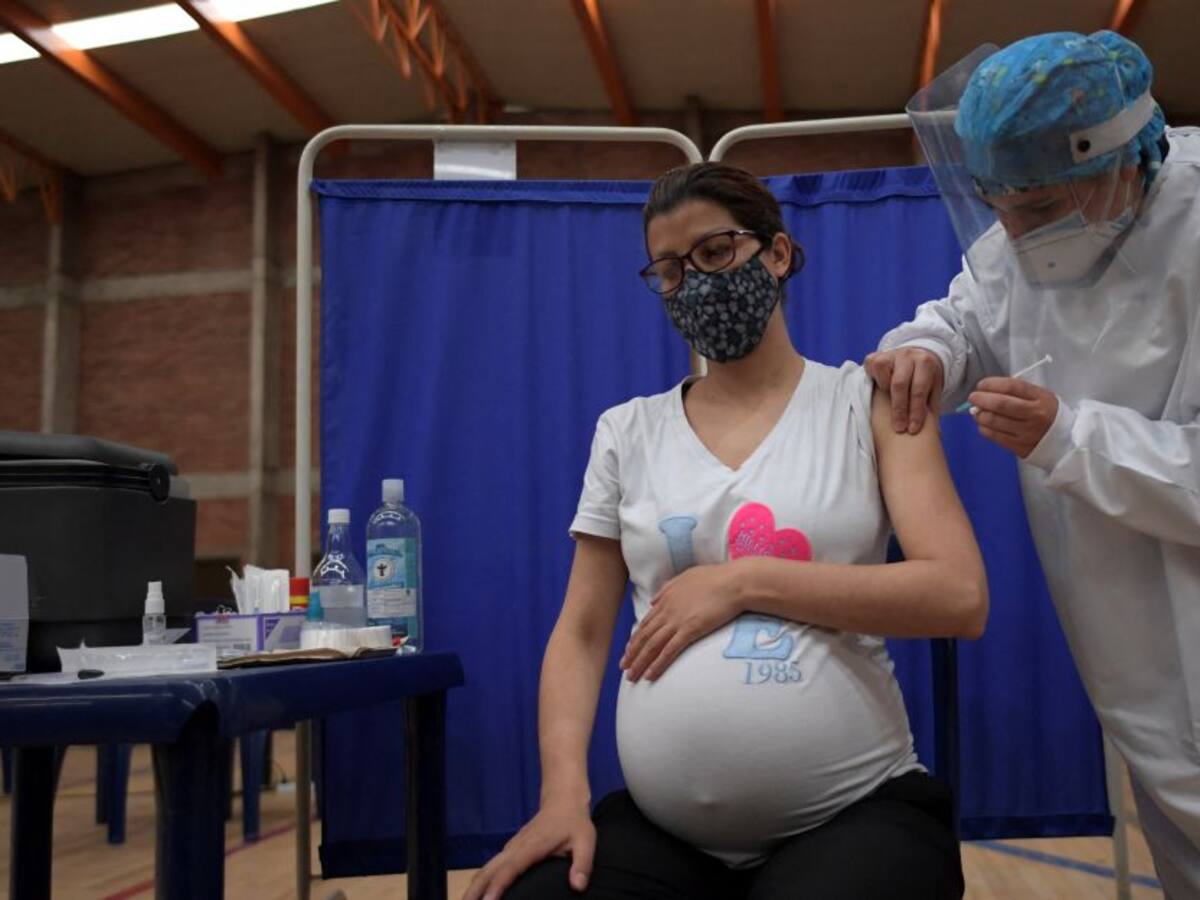 El COVID-19 prolongado se reduce en 50% en los vacunados