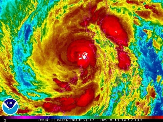Imagen de satélite facilitada por la Administración Nacional de Océanos y Atmósfera de Estados Unidos que muestra el tifón "Haiyan" en Filipinas.