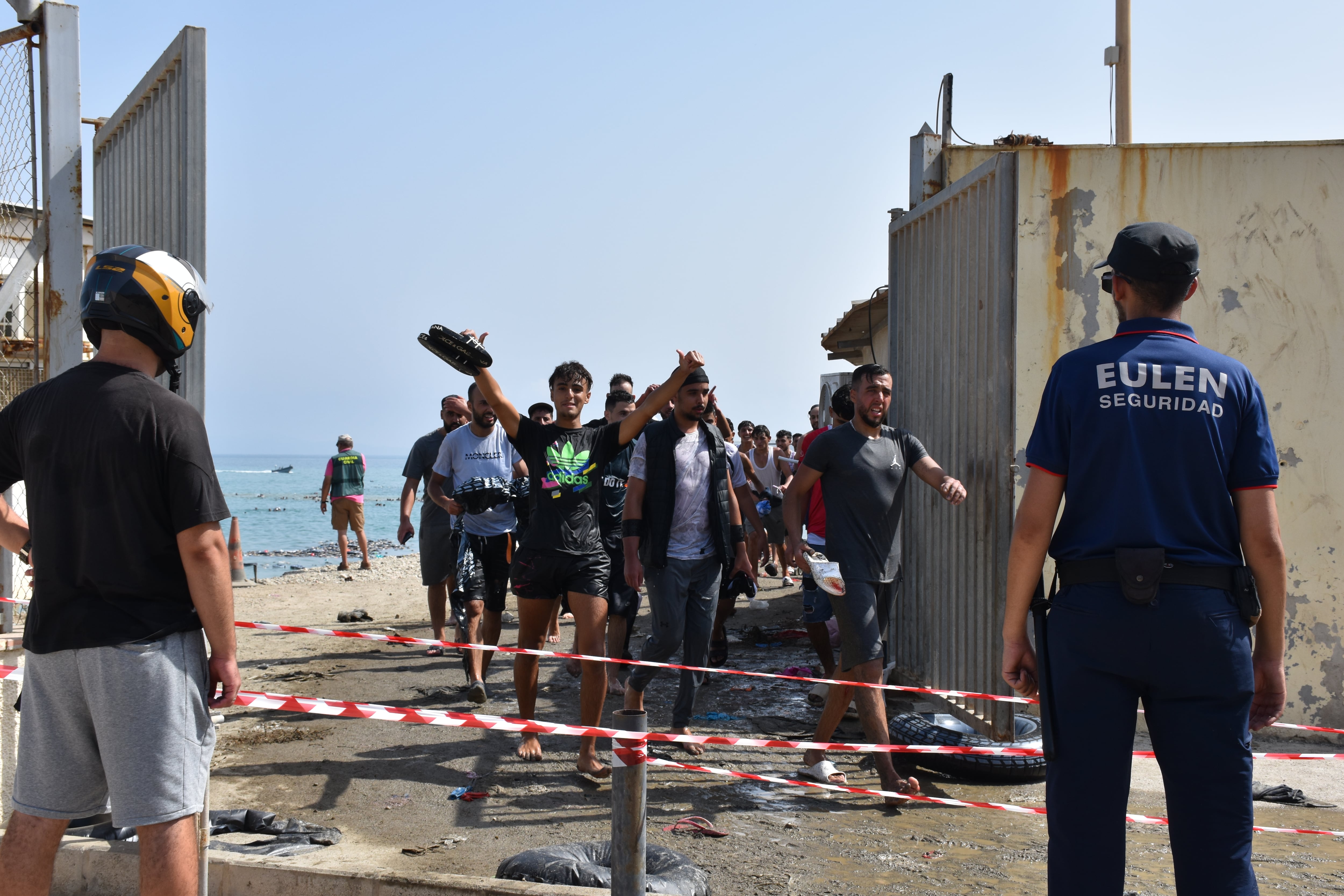 Decenas de personas cruzando la región de frontera en Ceuta y entrando a suelo español.
(Foto: Europa Press via Getty Images)