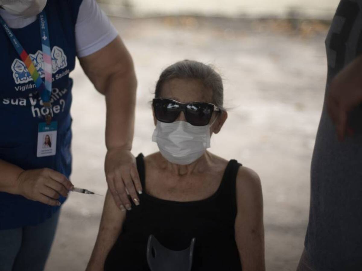 Brasil aplicará cuarta dosis de vacuna COVID-19 a personas inmunodeprimidas