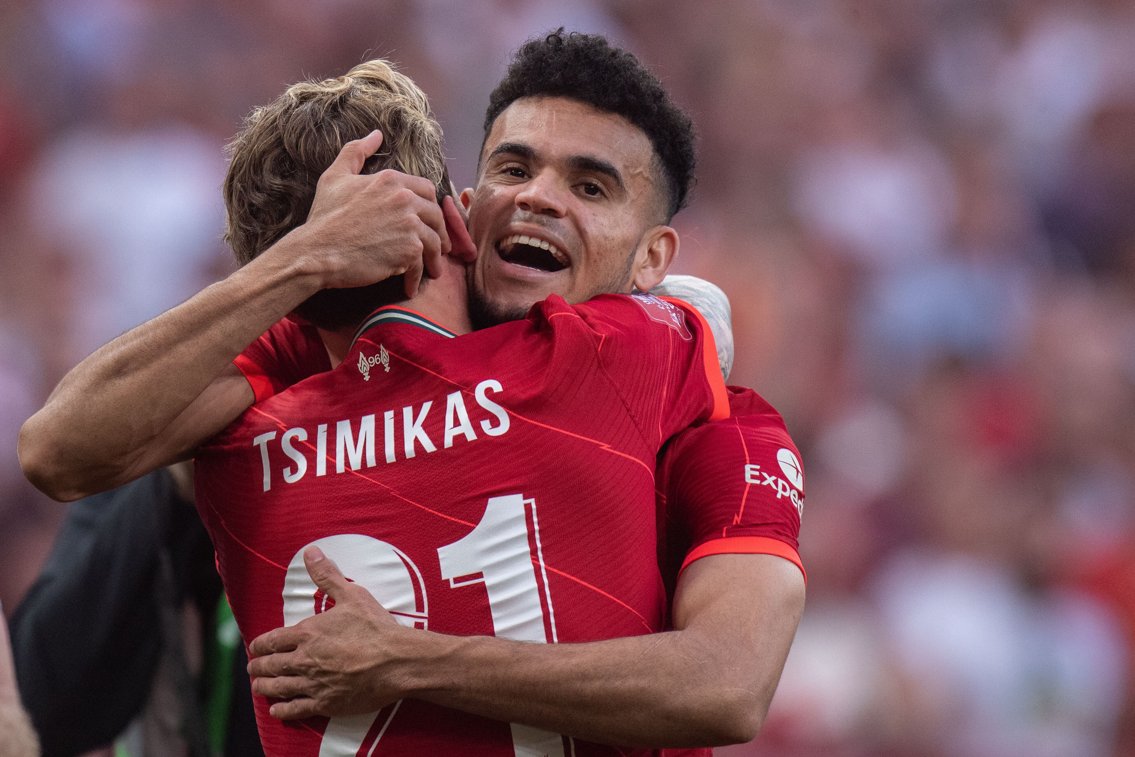 Díaz y Tsimikas celebran el título de la FA Cup conquistado por el Liverpool. (Photo by Sebastian Frej/MB Media/Getty Images)