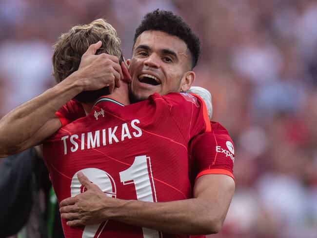 Díaz y Tsimikas celebran el título de la FA Cup conquistado por el Liverpool. (Photo by Sebastian Frej/MB Media/Getty Images)