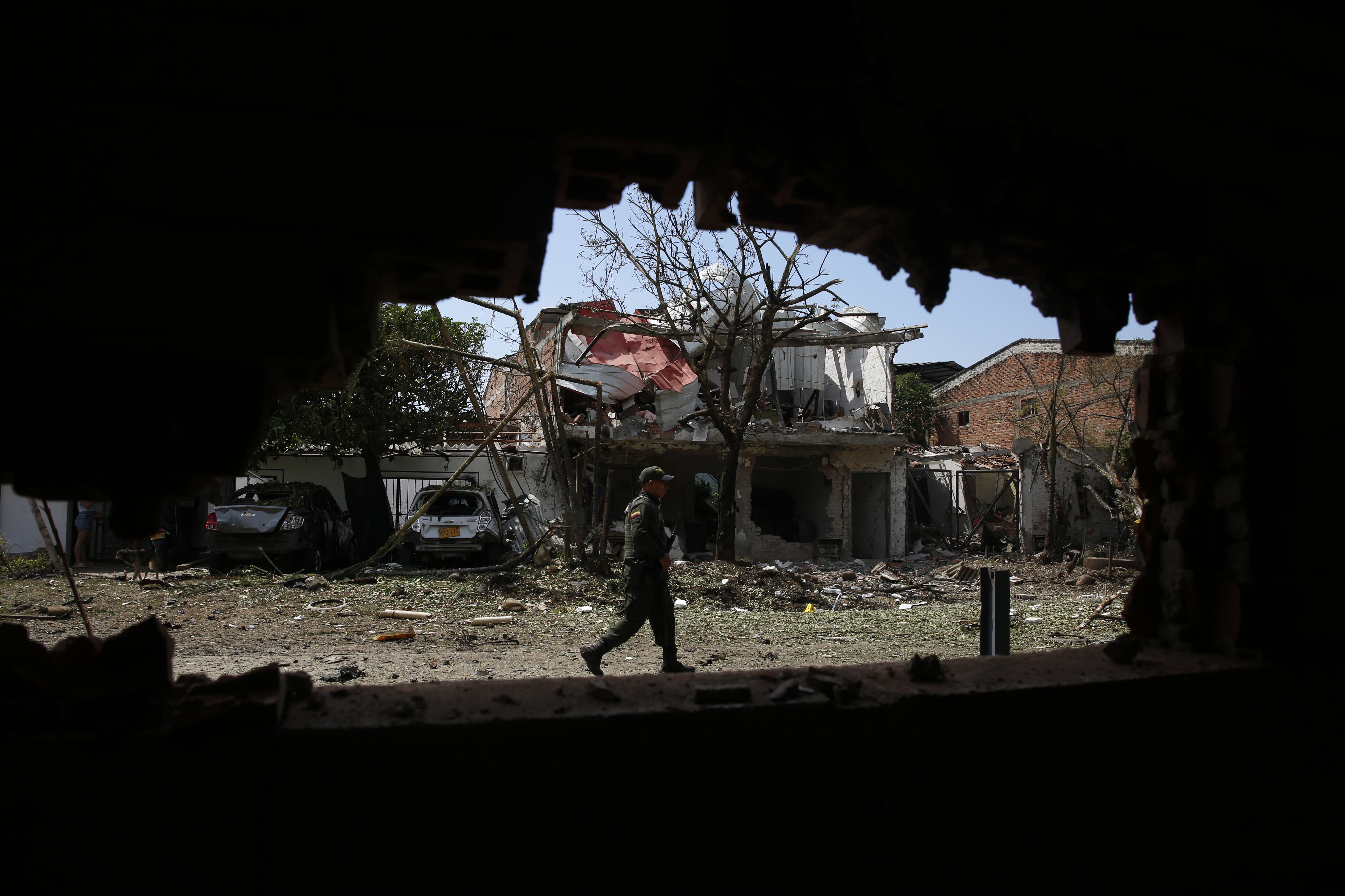 -FOTODELDÍA- AME1786. JAMUNDI (COLOMBIA), 22/09/2023.- Fotografía que muestra una vivienda destruida por un carro bomba, activado contra una subestación de policía hoy, en el corregimiento Potrerito, del municipio de Jamundí, Valle del Cauca (Colombia). Al menos cinco personas resultaron heridas este viernes en una zona rural del departamento del Valle del Cauca después de la explosión de un carro bomba en cercanías de una estación policial de la localidad de Jamundí, informó la Policía. EFE/Ernesto Guzmán