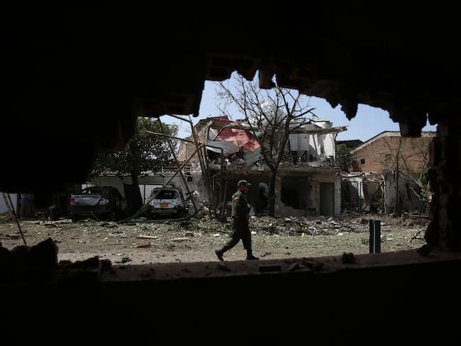 -FOTODELDÍA- AME1786. JAMUNDI (COLOMBIA), 22/09/2023.- Fotografía que muestra una vivienda destruida por un carro bomba, activado contra una subestación de policía hoy, en el corregimiento Potrerito, del municipio de Jamundí, Valle del Cauca (Colombia). Al menos cinco personas resultaron heridas este viernes en una zona rural del departamento del Valle del Cauca después de la explosión de un carro bomba en cercanías de una estación policial de la localidad de Jamundí, informó la Policía. EFE/Ernesto Guzmán