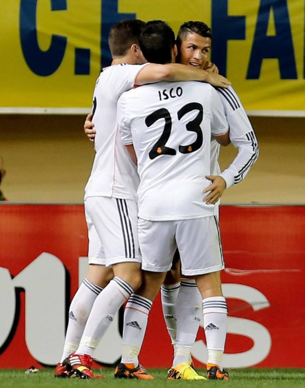 Los goles del partido los marcaron Bale y Cristiano para los merengues y Cani y Dos Santos para los locales.