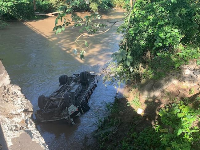 Camión del Esmad cae al río Magdalena y deja seis policías lesionados