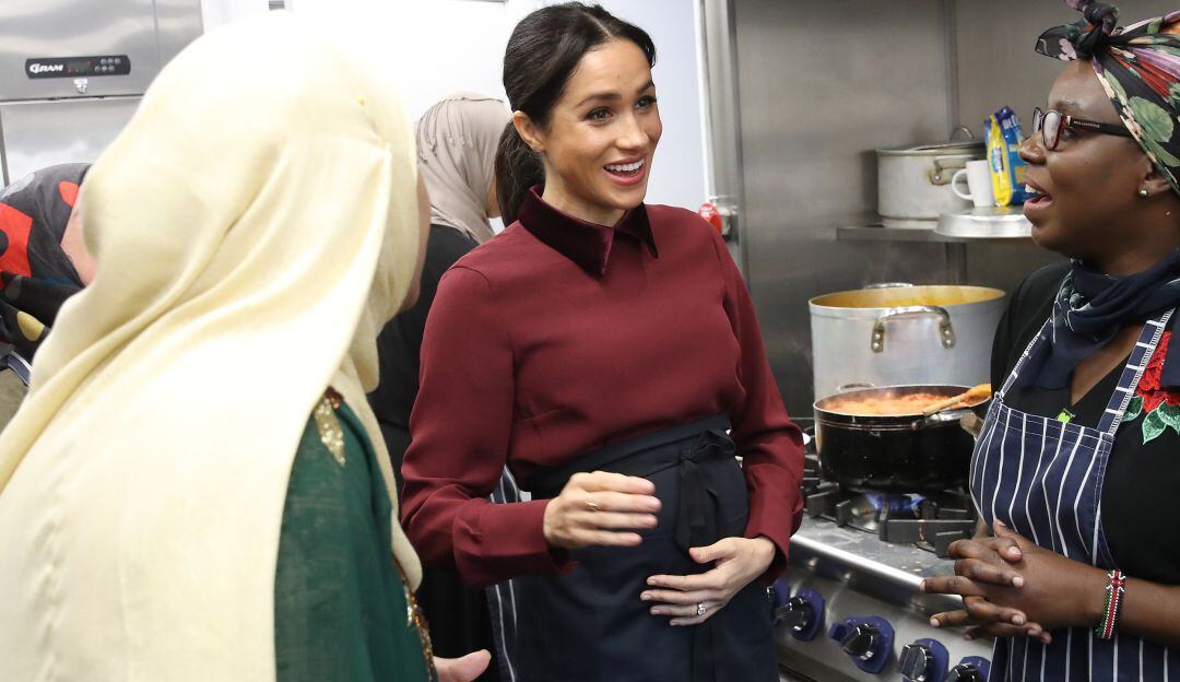 ¿Por qué Meghan Markle no para de tocarse el vientre?