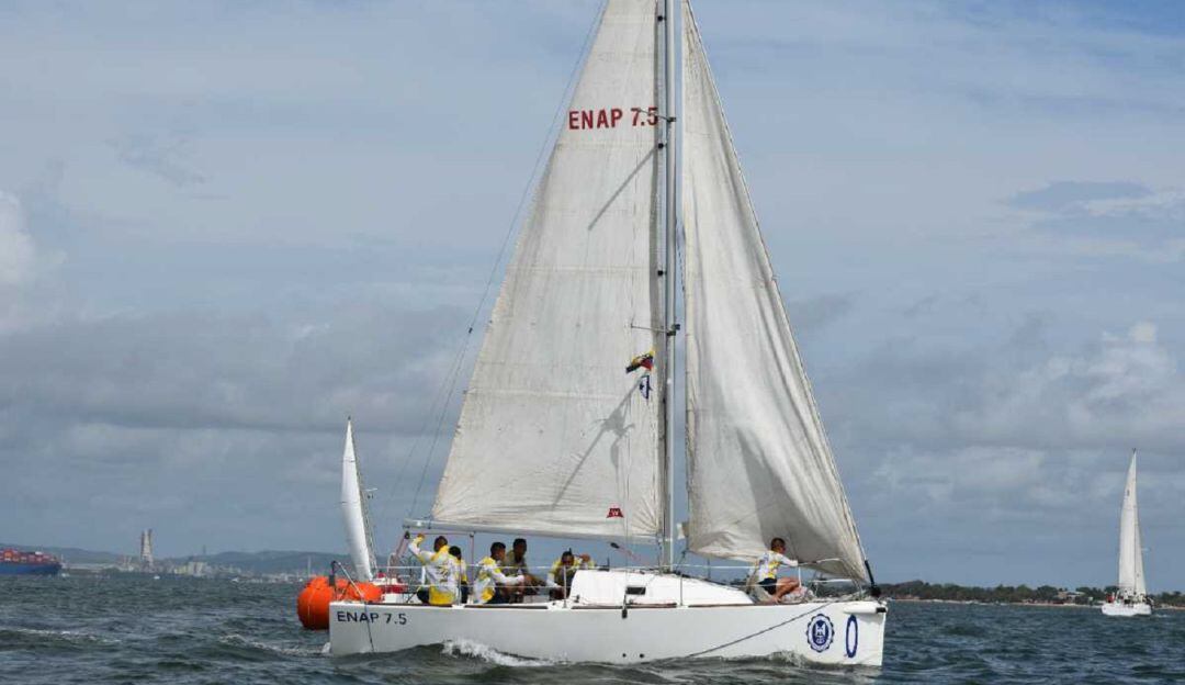 Esta jornada eleva el espíritu competitivo de los futuros Oficiales y fortalece sus destrezas marineras a bordo de las embarcaciones a vela