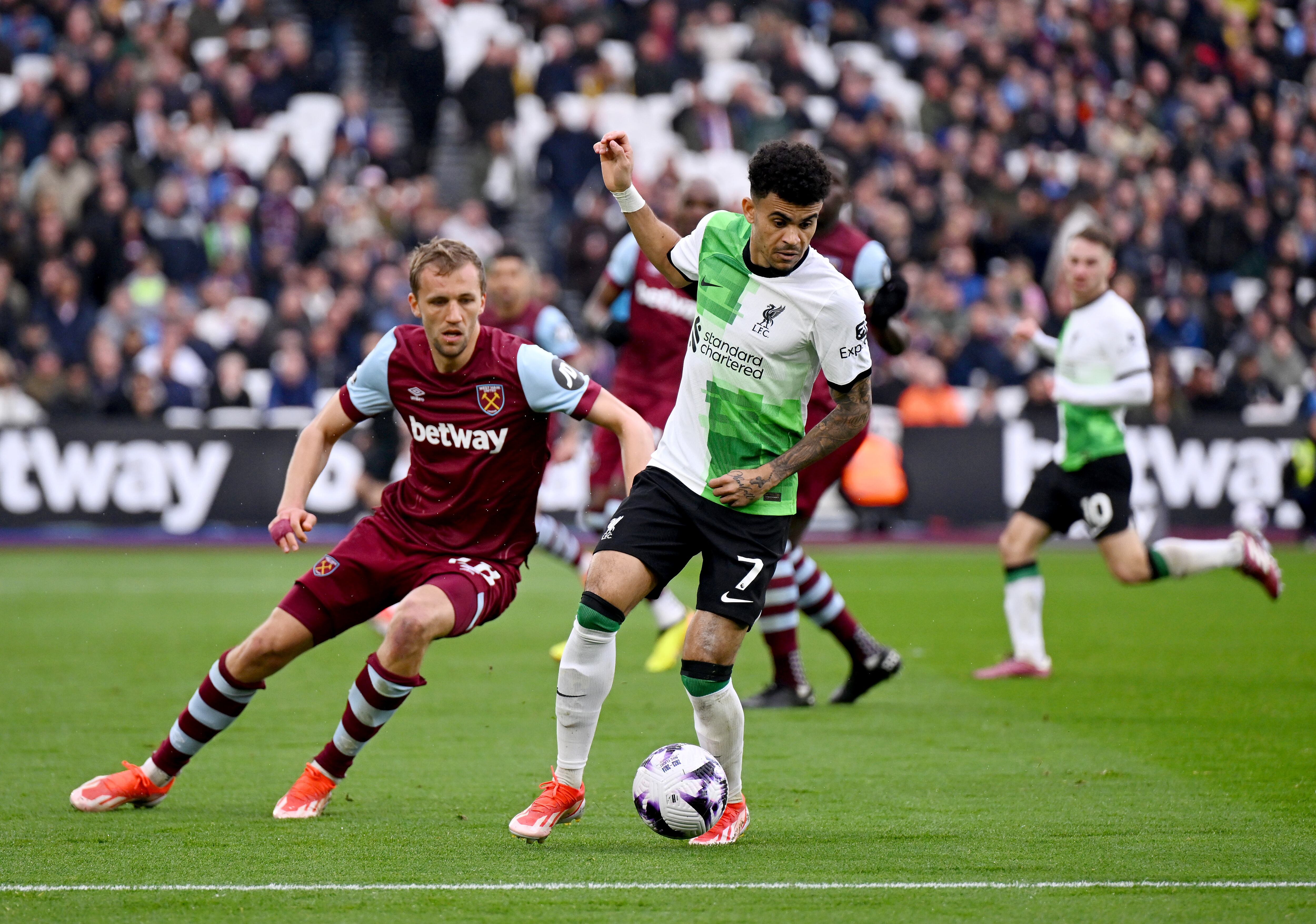 LONDON, ENGLAND - APRIL 27: (THE SUN OUT, THE SUN ON SUNDAY OUT) Luis Diaz of Liverpool competing with Tomas Soucek of West Ham United during the Premier League match between West Ham United and Liverpool FC at London Stadium on April 27, 2024 in London, England. (Photo by Andrew Powell/Liverpool FC via Getty Images)
