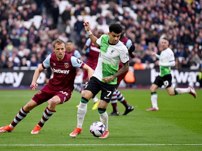 LONDON, ENGLAND - APRIL 27: (THE SUN OUT, THE SUN ON SUNDAY OUT) Luis Diaz of Liverpool competing with Tomas Soucek of West Ham United during the Premier League match between West Ham United and Liverpool FC at London Stadium on April 27, 2024 in London, England. (Photo by Andrew Powell/Liverpool FC via Getty Images)