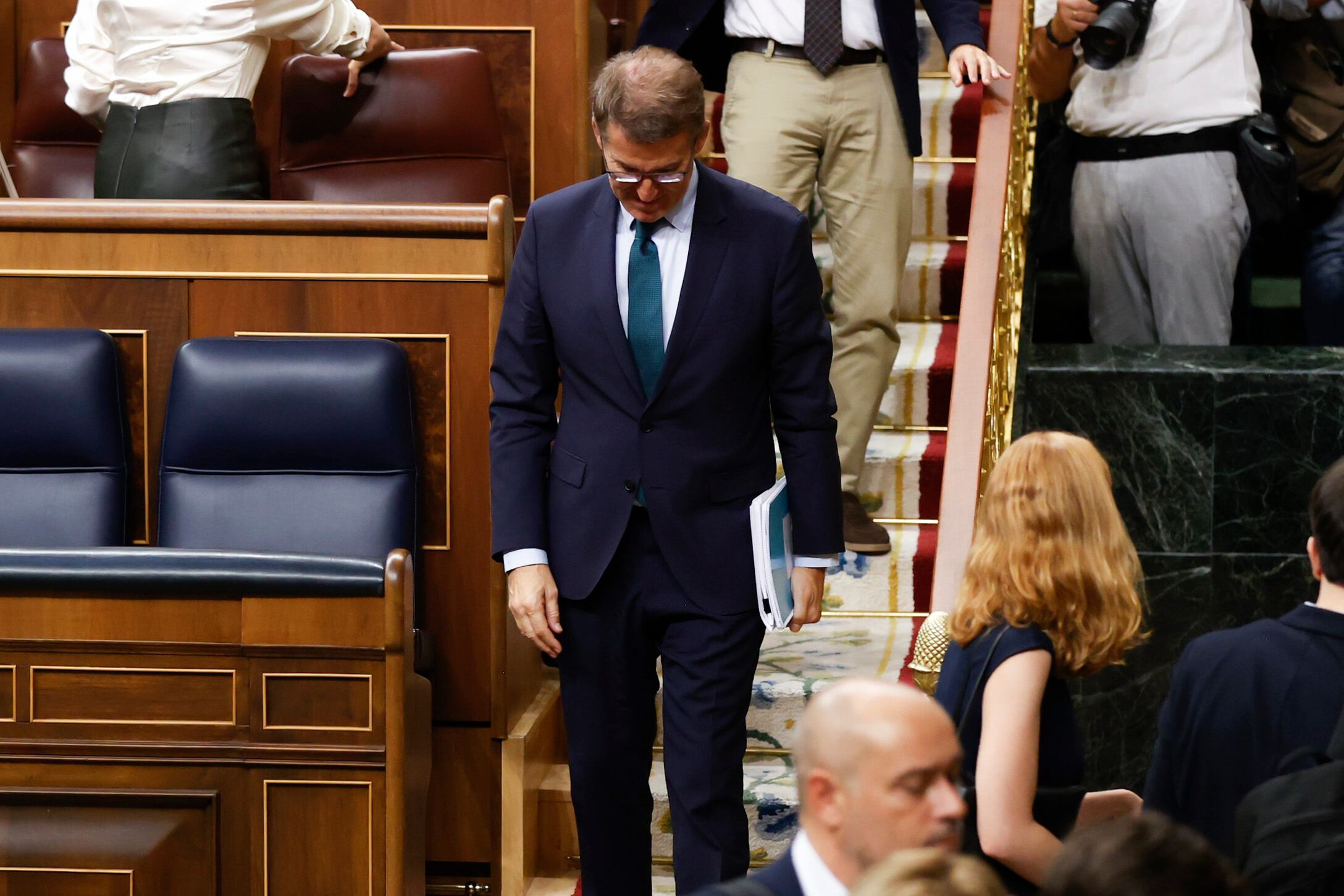 MADRID, 29/09/2023.- El líder del Partido Popular y candidato presidencial, Alberto Núñez Feijóo abandona el hemiciclo tras la segunda votación de su investidura, este viernes en el Congreso. Feijóo ha perdido hoy la segunda y última de sus opciones para convertirse en presidente del Gobierno español, tal y como estaba previsto, ya que afrontaba su investidura sin haber conseguido los suficientes apoyos. EFE/Juan Carlos Hidalgo