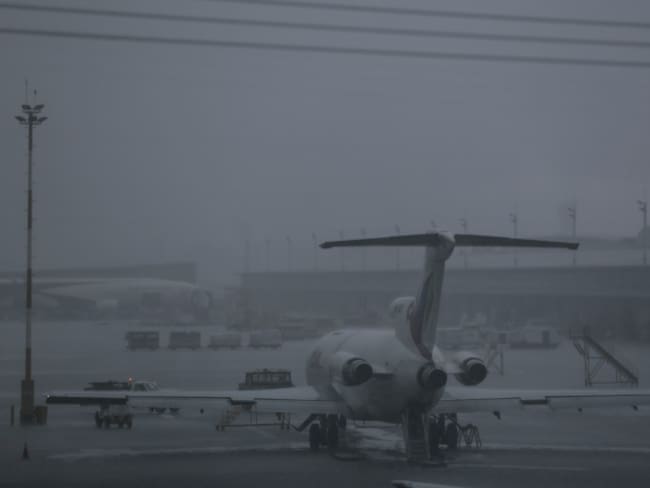 Decenas de vuelos retrasados en El Dorado por mal tiempo