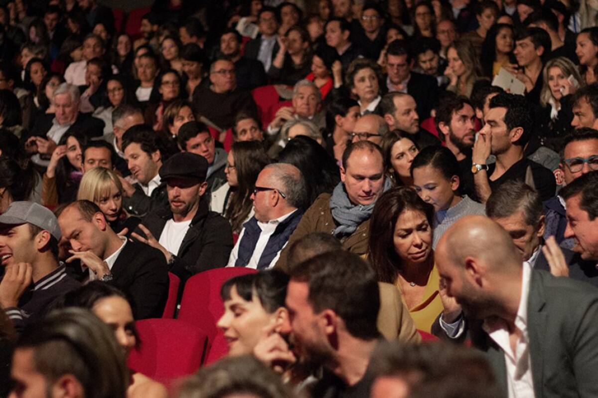 Público de la obra "Amor en tiempos de radio" en el día del estreno.