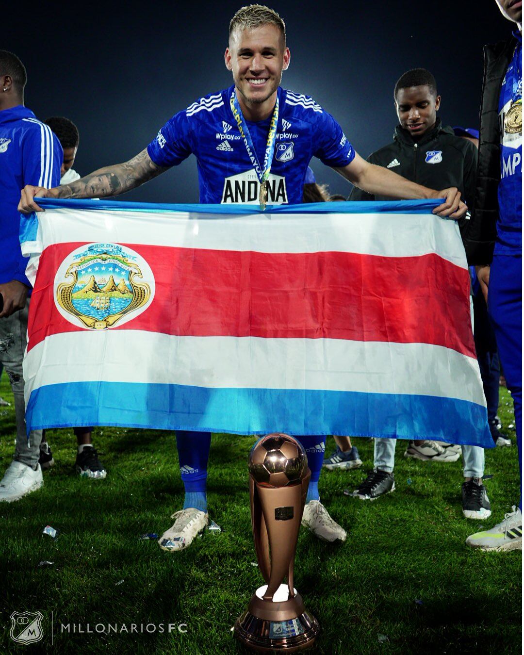 El defensa costarricense Juan Pablo Vargas festeja el título de la Copa Colombia con Millonarios.