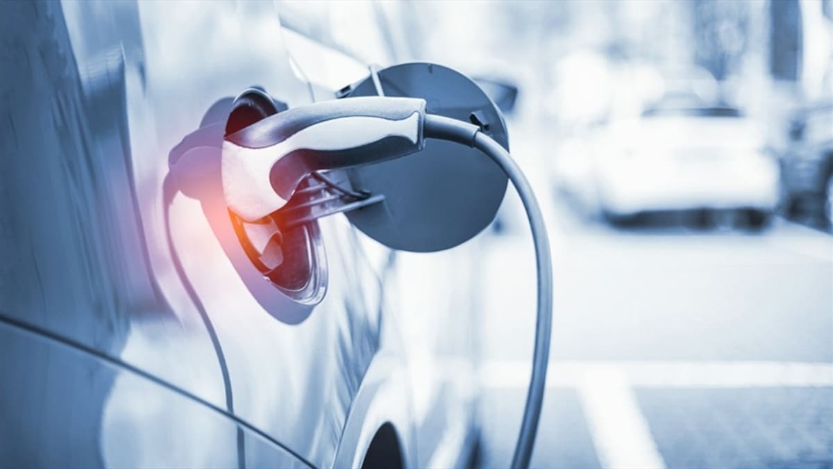 Abogado explica cómo recuperar 5% del IVA y deducir hasta el 50% de renta al comprar carro eléctrico