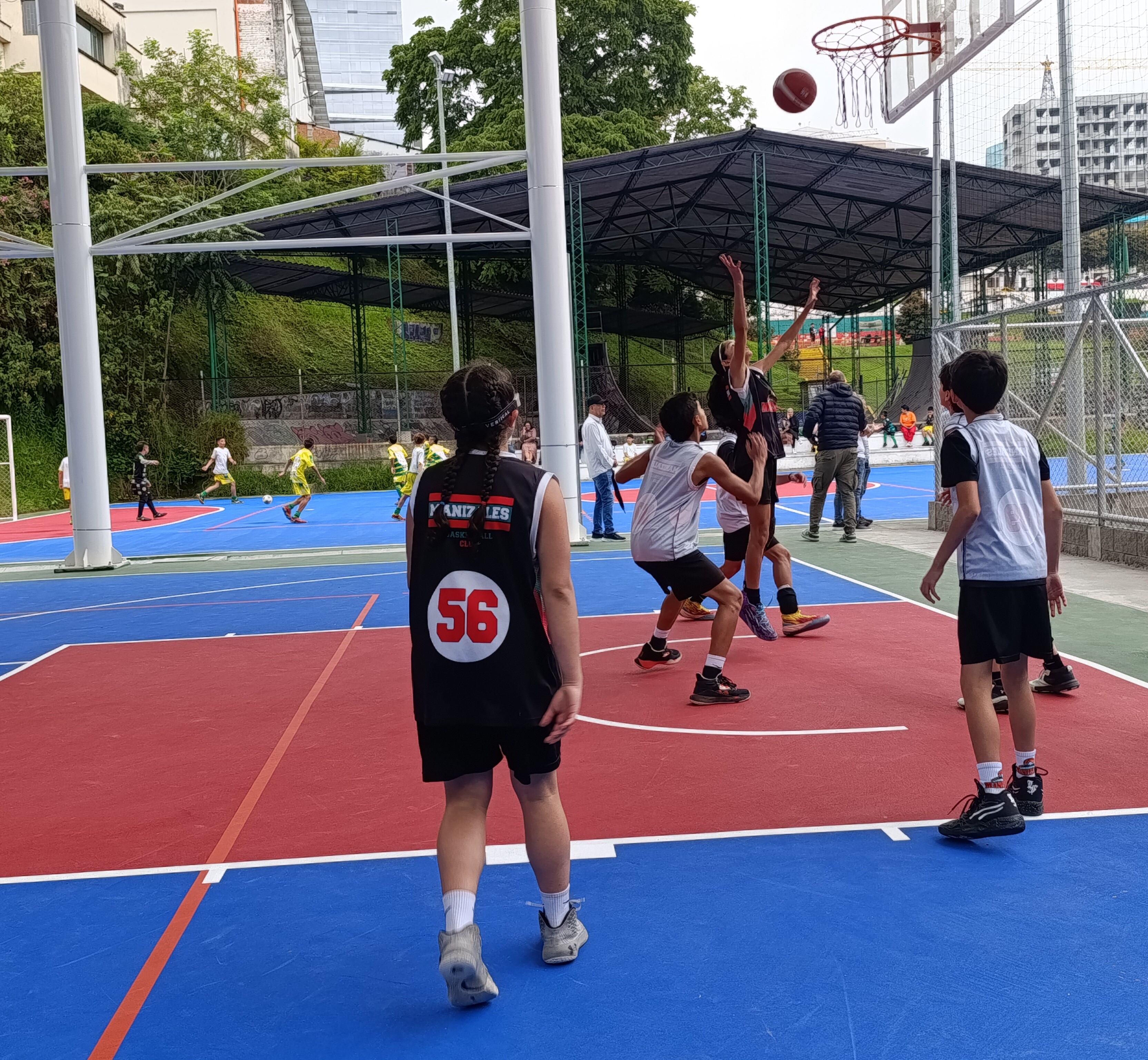 Foto de una de las canchas de la Unidad Deportiva Palogrande en Manizales