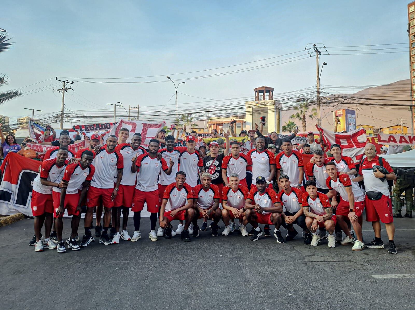 Jugadores de Santa Fe comparten junto a los aficionados Cardenales en Chile / Twitter: Santa Fe.