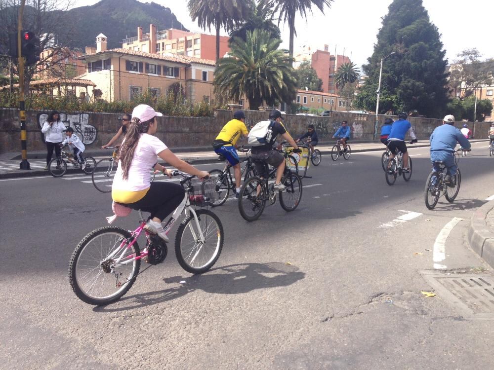 En las ciclovías de Bogotá es ya común ver a los deportistas lucir alguna prenda rosada, o cualquier símbolo para rendir homenaje al ciclismo patrio.