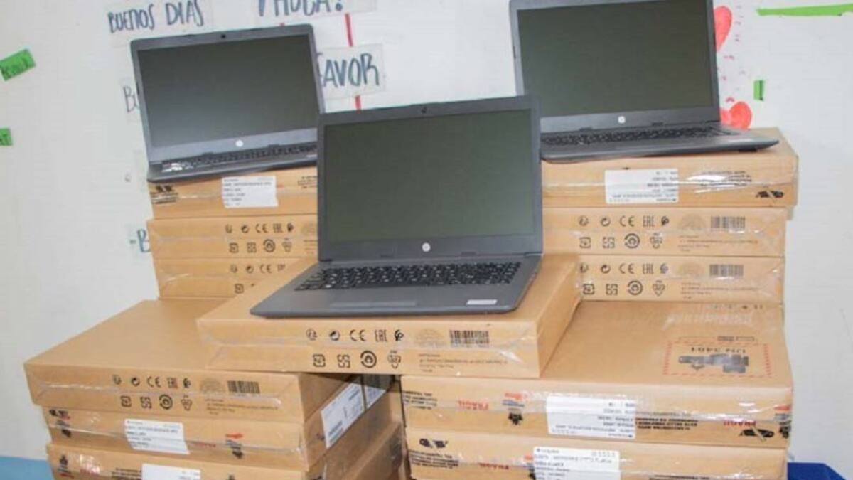 MinTIC entrega computadores en colegios de La Dorada