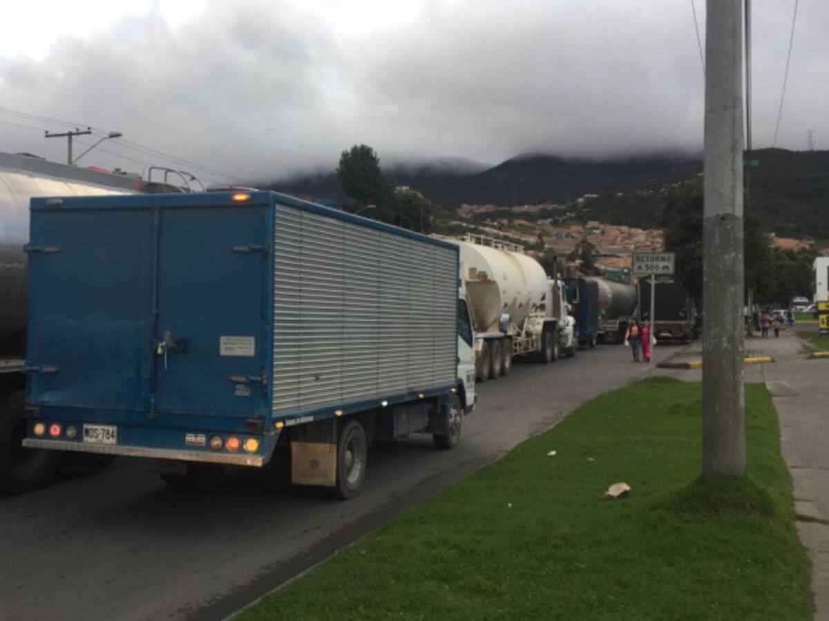 Accidente y derrumbe genera fuerte trancón en la vía al llano en Bogotá