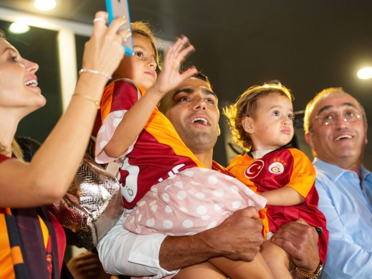 Falcao y su familia se unen a la campaña "mejor quédate en casa"