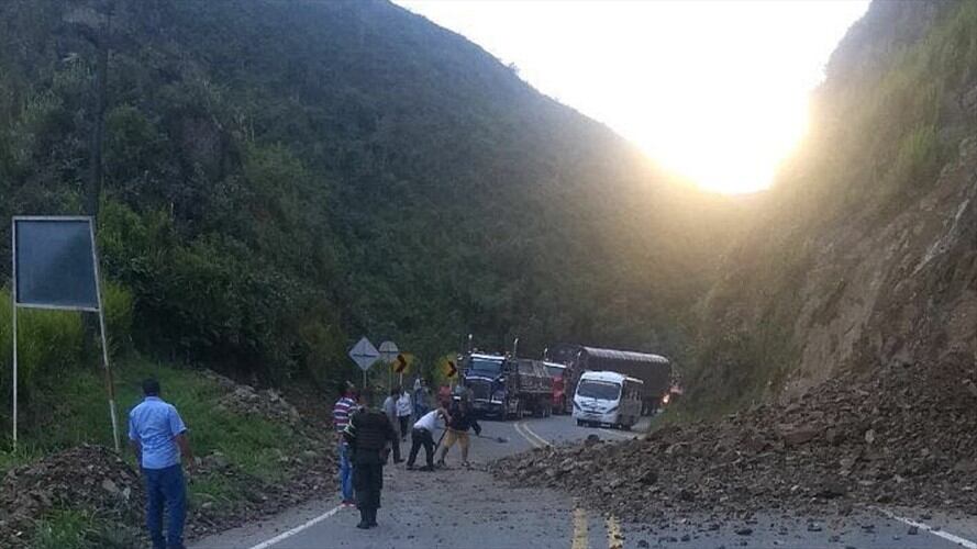 Cierre total por derrumbe en vía a Buenaventura - Buga. Foto: Cortesía Policía de Carreteras