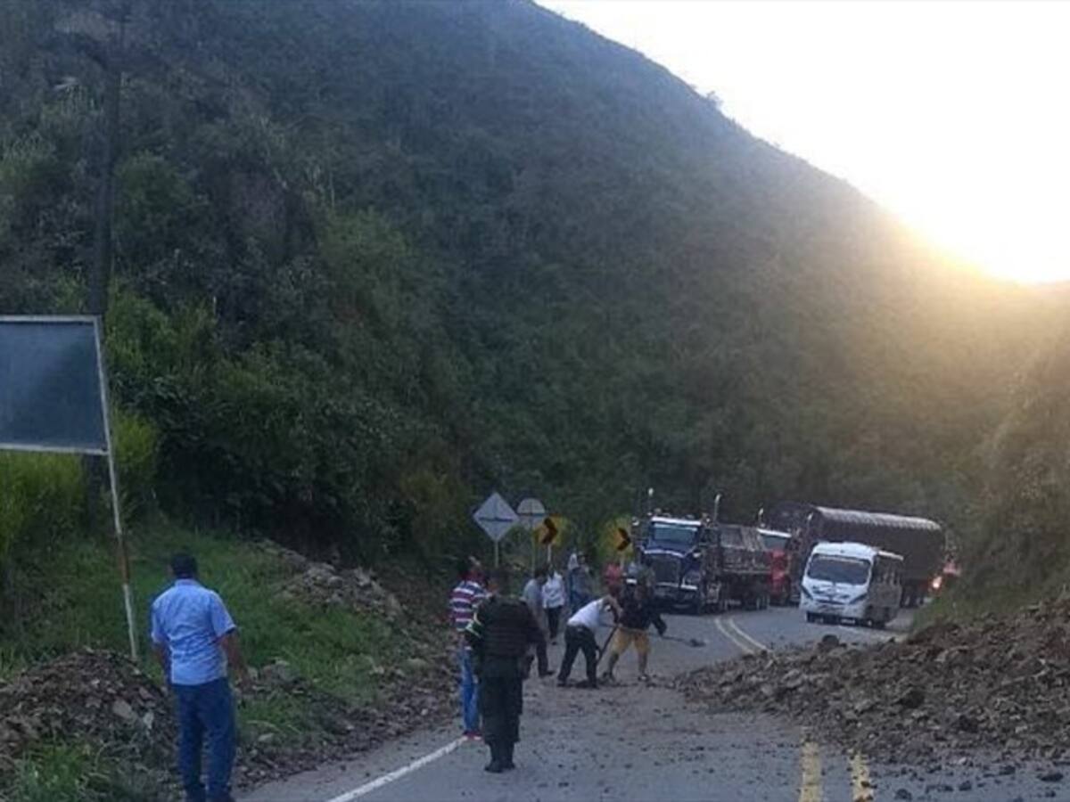 Cierre total por derrumbe en vía a Buenaventura - Buga