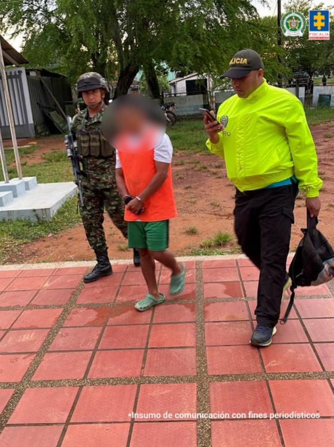 Presunto abusador detenido por la Fiscalía, Ejército y la Policía Nacional. Foto: Fiscalía