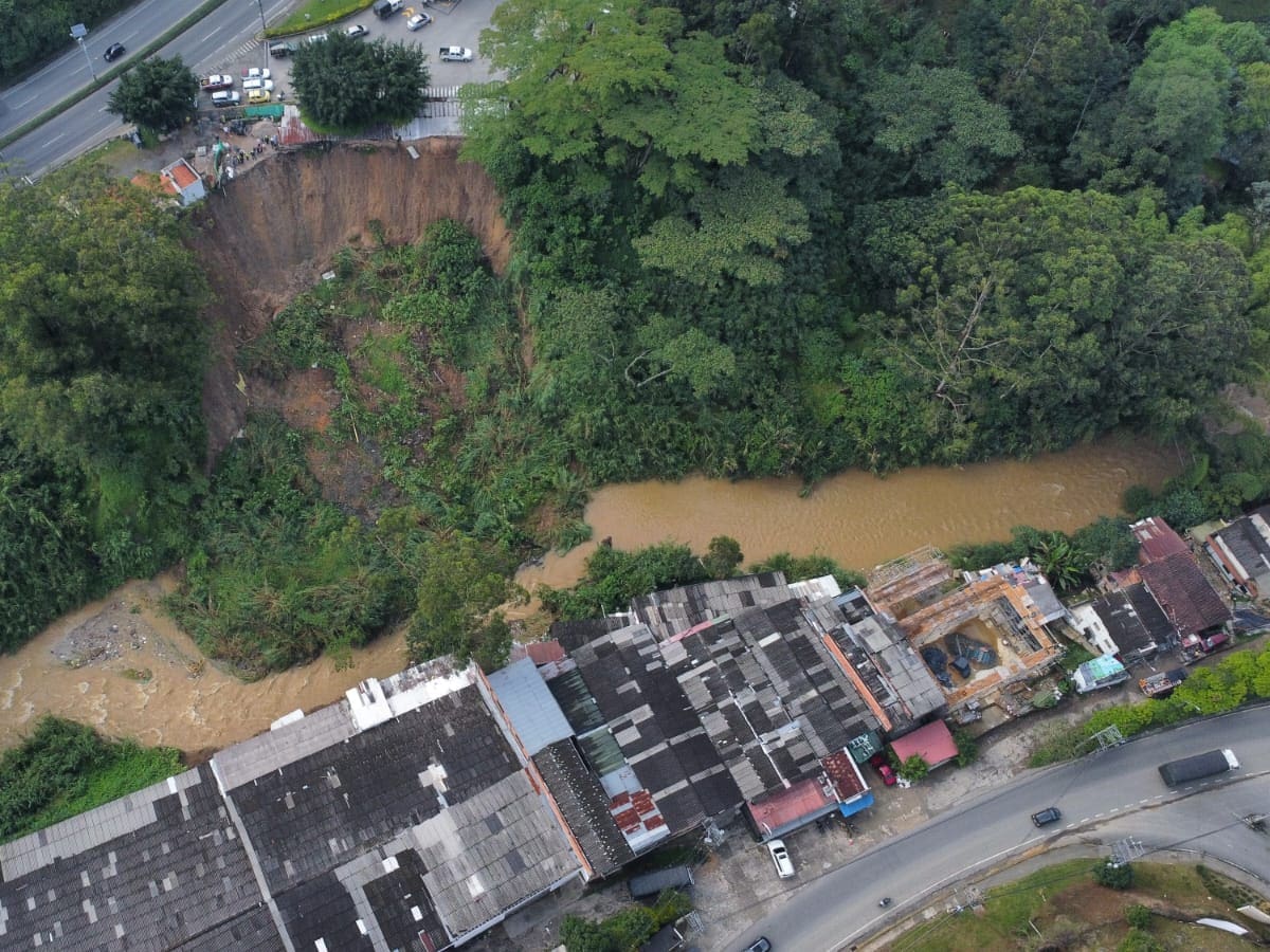 Evacúan cinco edificaciones en La Estrella tras deslizamiento que represó el río Aburrá