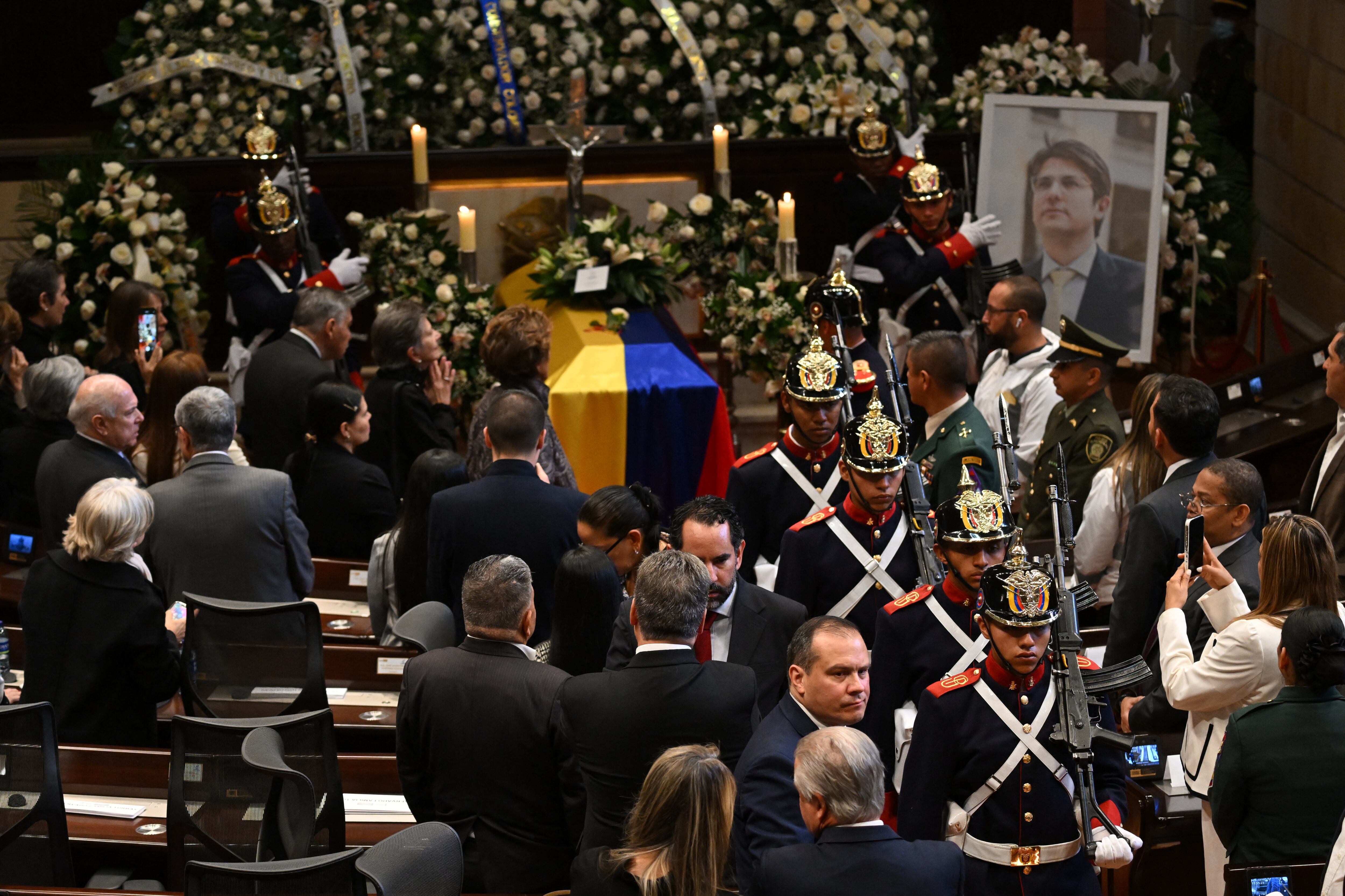 Féretro y el retrato del candidato presidencial colombiano Miguel Uribe, en el Congreso. (Foto de Raul Arboleda/AFP vía Getty Images)