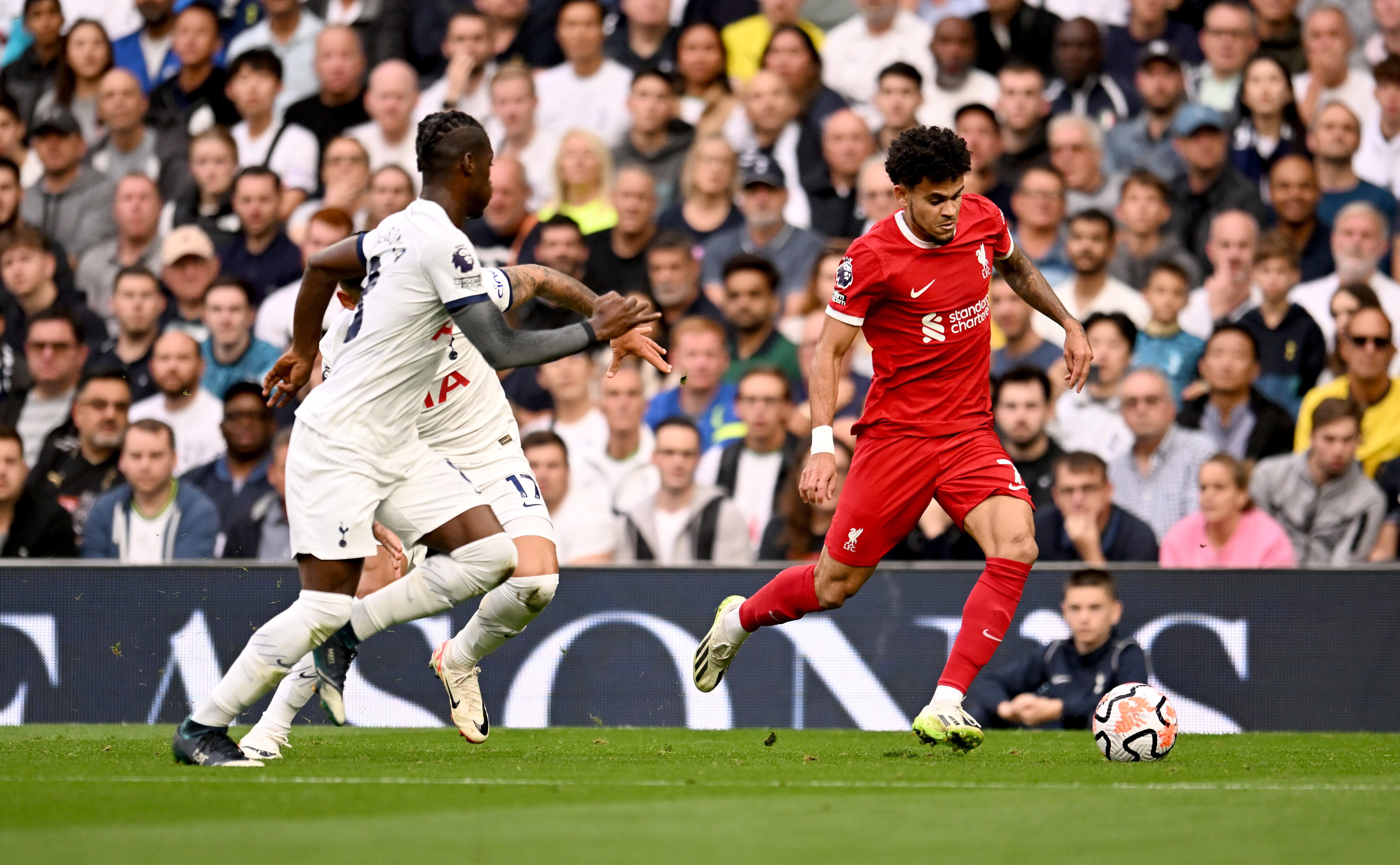 Luis Díaz fue titular y marcó un gol que le fue mal anulado ante el Tottenham. (Photo by Andrew Powell/Liverpool FC via Getty Images)