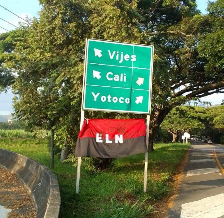 Siguen apareciendo panfletos y banderas del ELN en Cali y en las carreteras del Valle