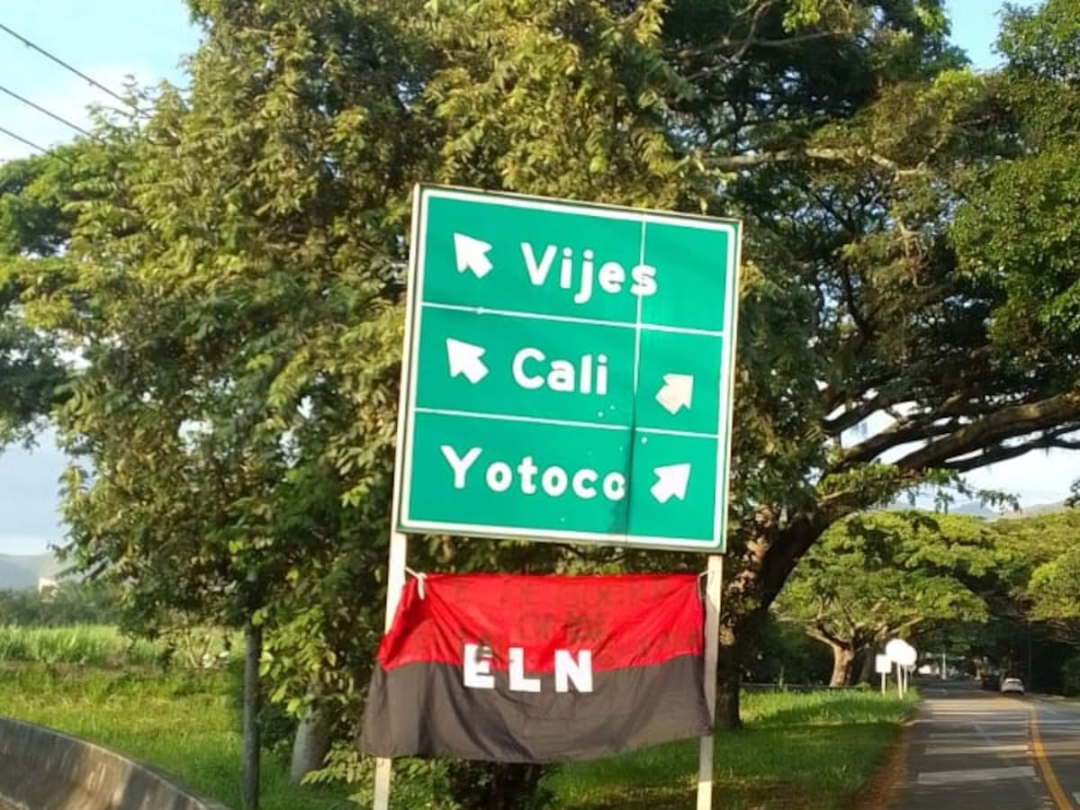 Siguen apareciendo panfletos y banderas del ELN en Cali y en las carreteras del Valle