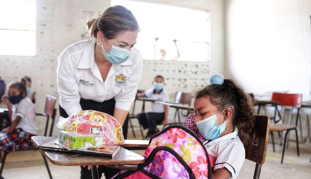 La Secretaria de Educación, Verónica Monterrosa, visitó dos colegios de la población